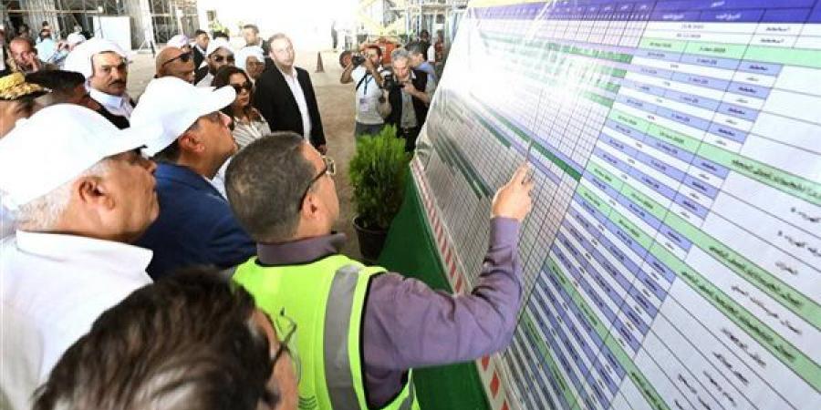 مدبولي يتفقد محطة القطار الكهربائي السريع بمطروح