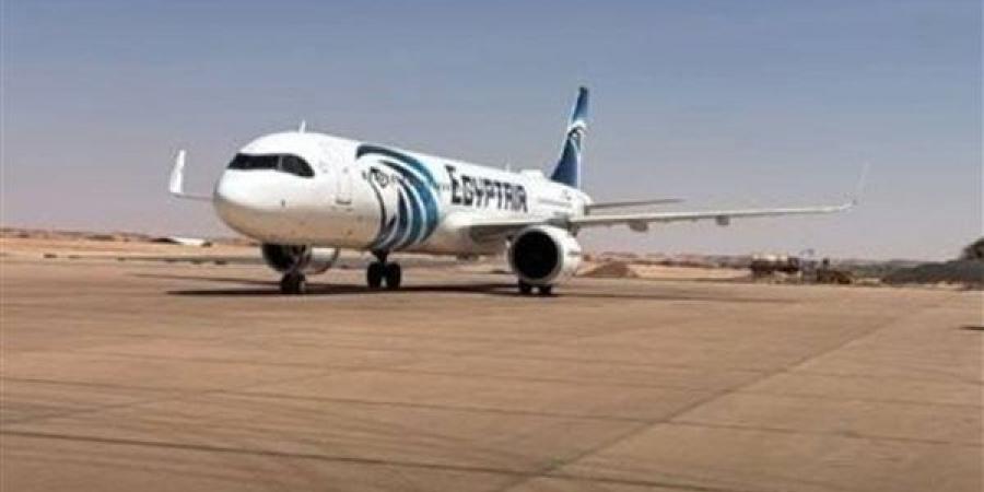 كانت متجهة من القاهرة إلى تشاد، لحظة هبوط طائرة مصرية اضطراريا في مطار الكفرة بليبيا (فيديو)