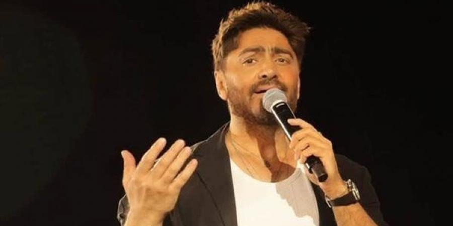تعرف على مواعيد حفلات تامر حسني بعد وفاة والده