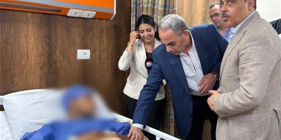 محافظا الإسماعيلية والشرقية يطمئنان على مصابي حادث طريق الدواويس بالمجمع الطبي (صور)