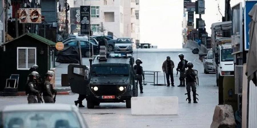 قوات الاحتلال تغلق مداخل بلدة حزما بقضاء القدس وتطلق قنابل الصوت والغاز باتجاه المركبات
