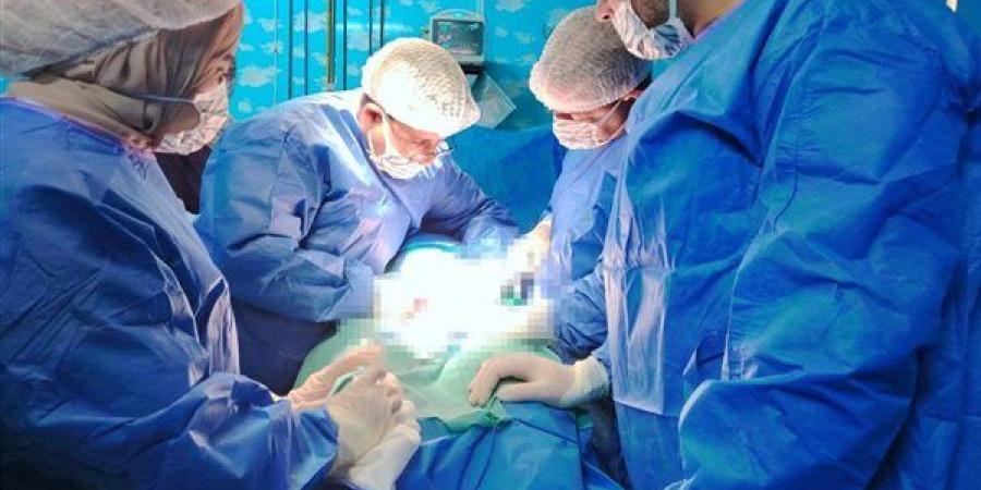 دخلت لإزالة كيس دهني وخرجت جثة، وفاة ربة منزل بعد عملية جراحية وشقيقها يتهم إدارة المستشفى بالإهمال