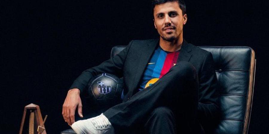 برشلونة يعلن رسميا التعاقد مع رودري (فيديو)