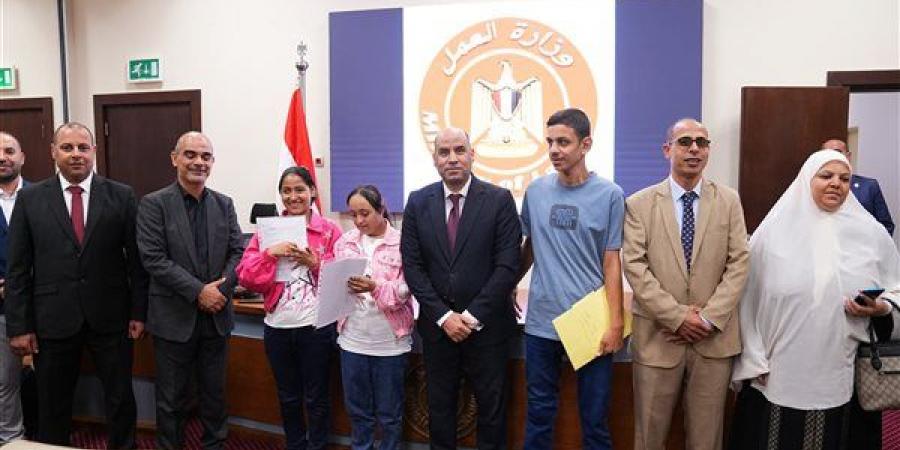 أسعد أيام حياتي، وزير العمل يُسلّم عقودا جديدة لذوي الهمم في 3 شركات (صور)