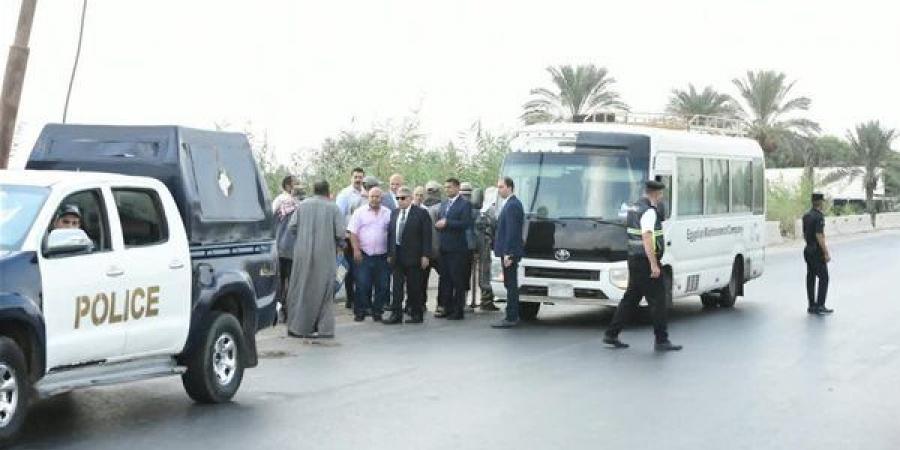حرصا على حياتهم، محافظ الدقهلية يوقف ربع نقل محملة بالعمال ويأمر بتوفير ميني باص بديل