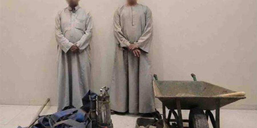 حلم الثراء انتهى خلف القضبان، ضبط المتهمين بالتنقيب عن الآثار داخل عقار بسوهاج