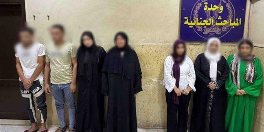 تعاطي المخدرات ومعاكسة ومشاجرة بالحجارة، كواليس فيديو خناقة الجيران في الشرقية