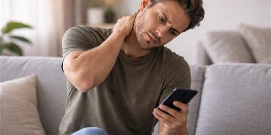 استشاري عظام يحذر من الإفراط في استخدام الهاتف: الجلوس الطويل يهدد عضلات الرقبة