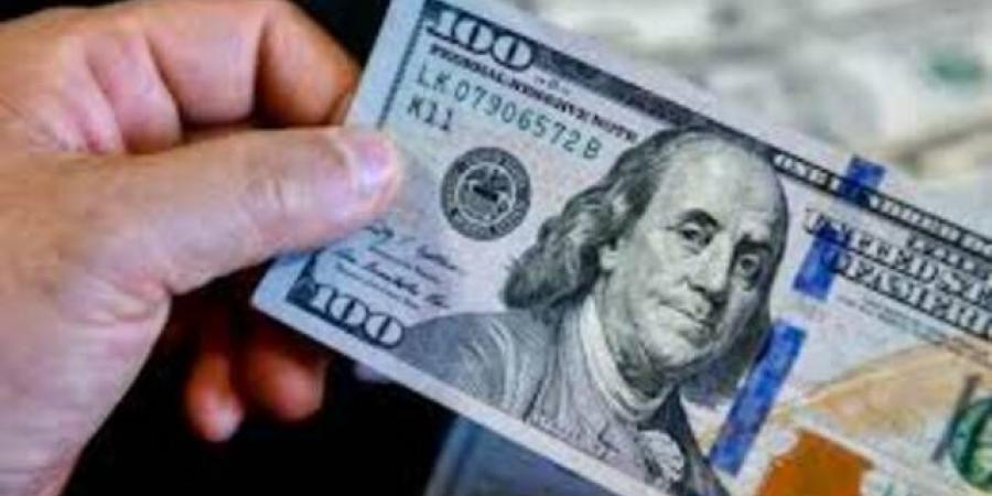 الدولار يستقر قرب أدنى مستوياته منذ عدة أشهر