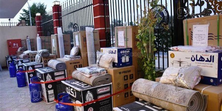 محافظ أسوان يسلم أجهزة ومستلزمات الزواج لـ51 فتاة من الأسر الأولى بالرعاية (صور)