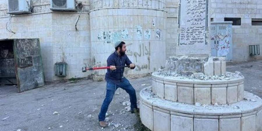 مطرقة الإرهابي سوكوت تحطم نصبا تذكاريا فلسطينيا.. و"هآرتس": سلوكيات المسؤولين الإسرائيليين في الضفة "استعراض انتخابي" (فيديو)