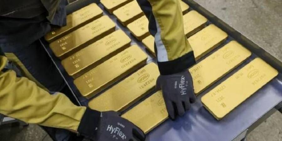 الذهب يرتفع بفعل تراجع الدولار مع ترقب لتصريحات وارش