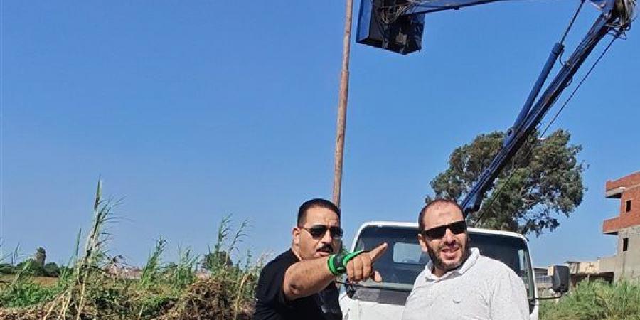 رئيس حي شرق المنصورة يتابع تركيب كشافات الطاقة الشمسية لأول مرة بالدقهلية (صور)