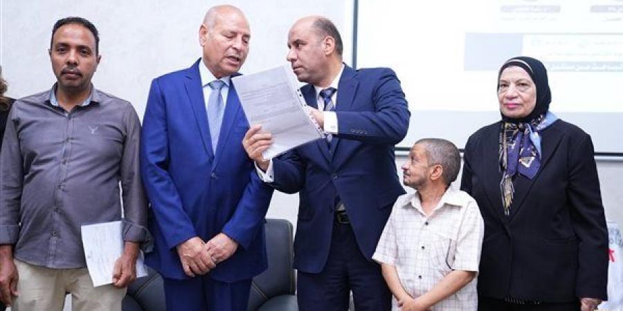 وزير العمل يراجع عقد أحد ذوي الهمم بنفسه قبل استلامه