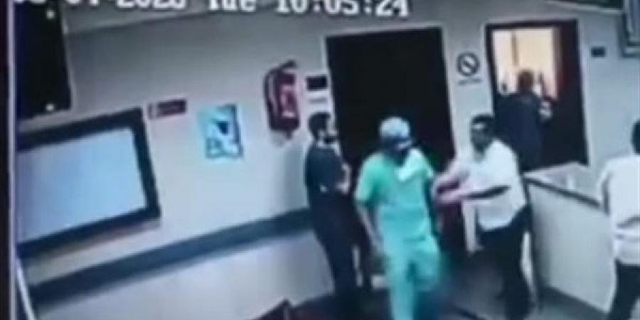 مهزلة بمستشفى أسيوط الجامعي، طبيب تخدير يعتدي على زميلته «بالكروكس» أثناء جراحة قلب مفتوح